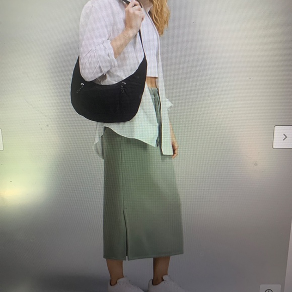 Lululemon Slouchy Sling Bag 6L - Picture 10 of 10